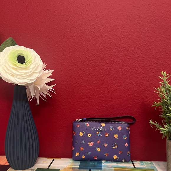Coach NWT Corner Zip Purple Wristlet With Mini Vintage Rose Print 🌹 - Picture 4 of 7